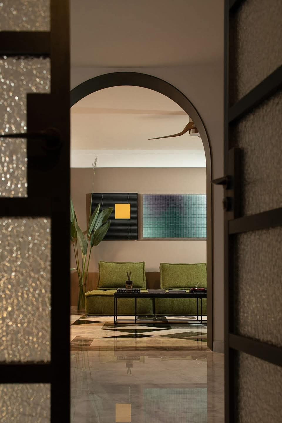 Ngôi nhà rộng 400m2 với tông ngọc trai và vani - Ảnh 10