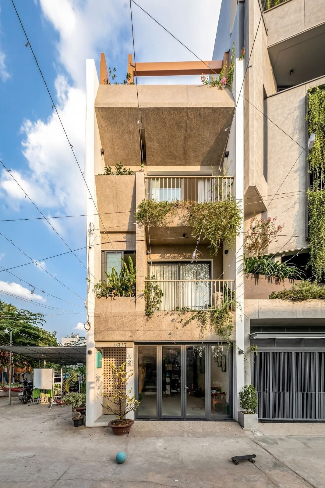 Nhà phố 4 tầng dành khoảng trống cho hoạt động vui chơi của trẻ em - Ảnh 1