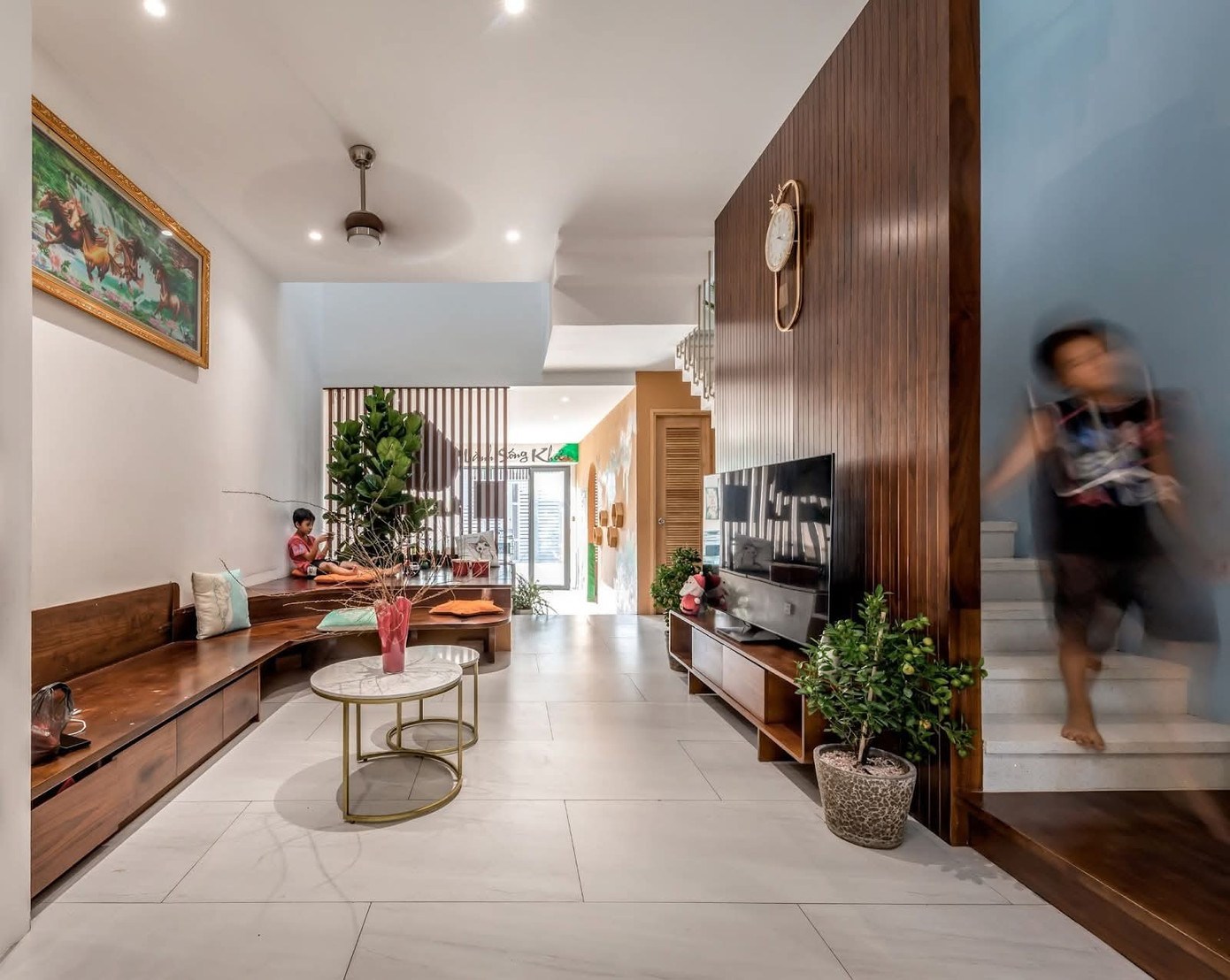 Nhà phố 4 tầng dành khoảng trống cho hoạt động vui chơi của trẻ em - Ảnh 3