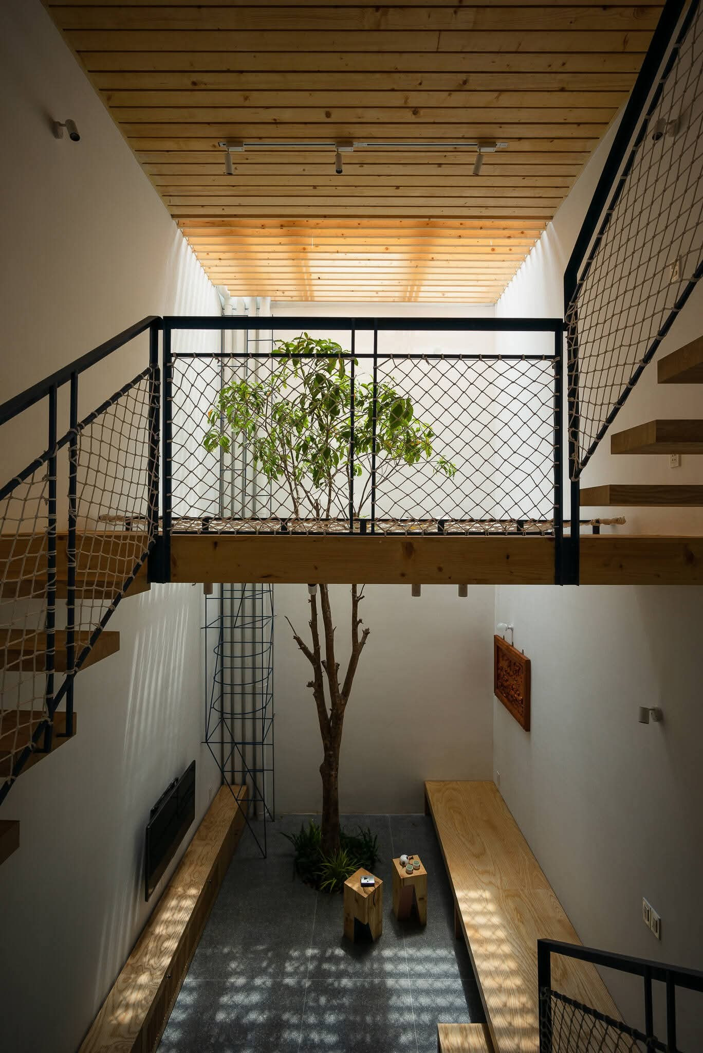 Nhà trong hẻm dưới 40m2 vẫn thoáng nhờ thiết kế 'sân chơi' - Ảnh 2