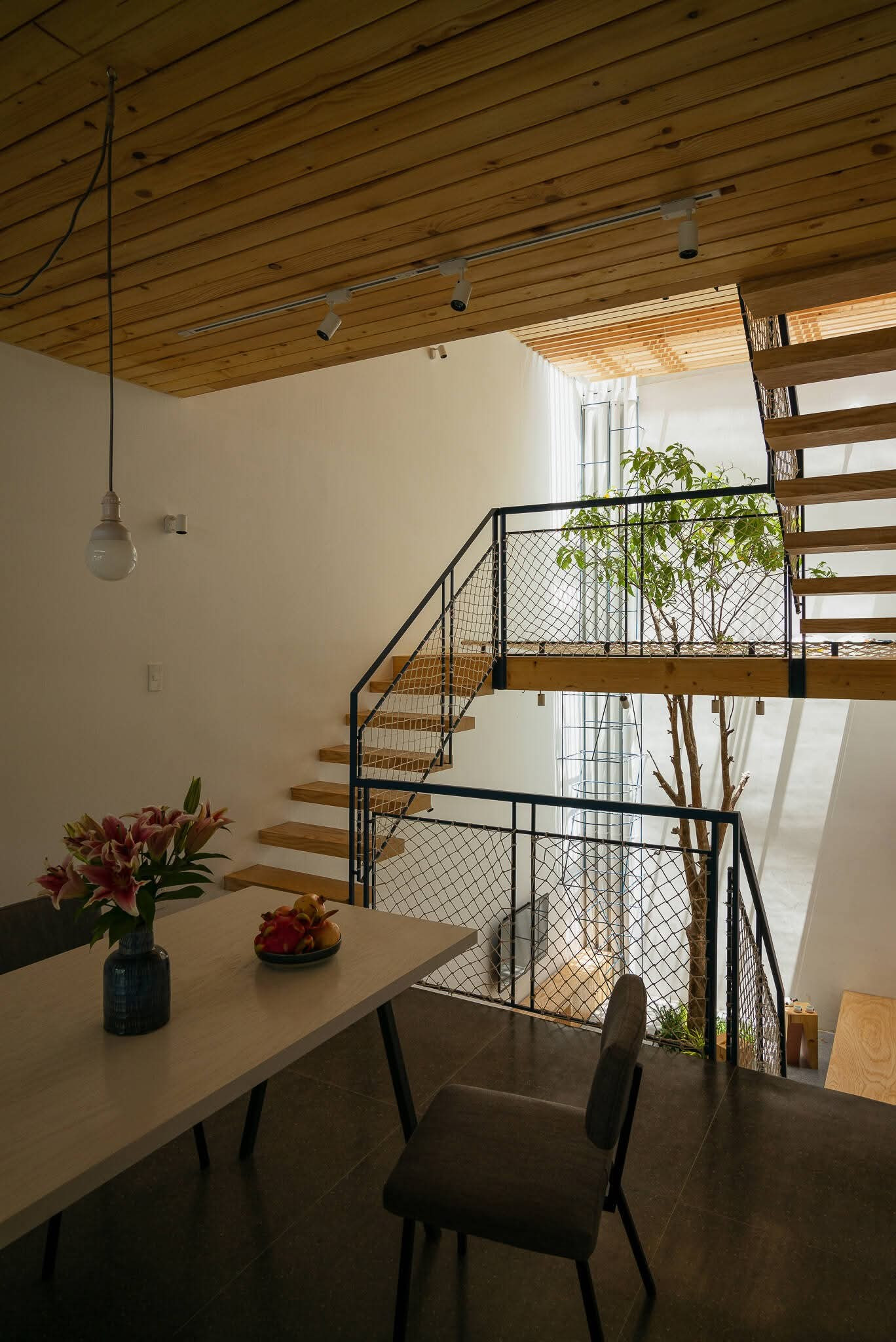 Nhà trong hẻm dưới 40m2 vẫn thoáng nhờ thiết kế 'sân chơi' - Ảnh 3