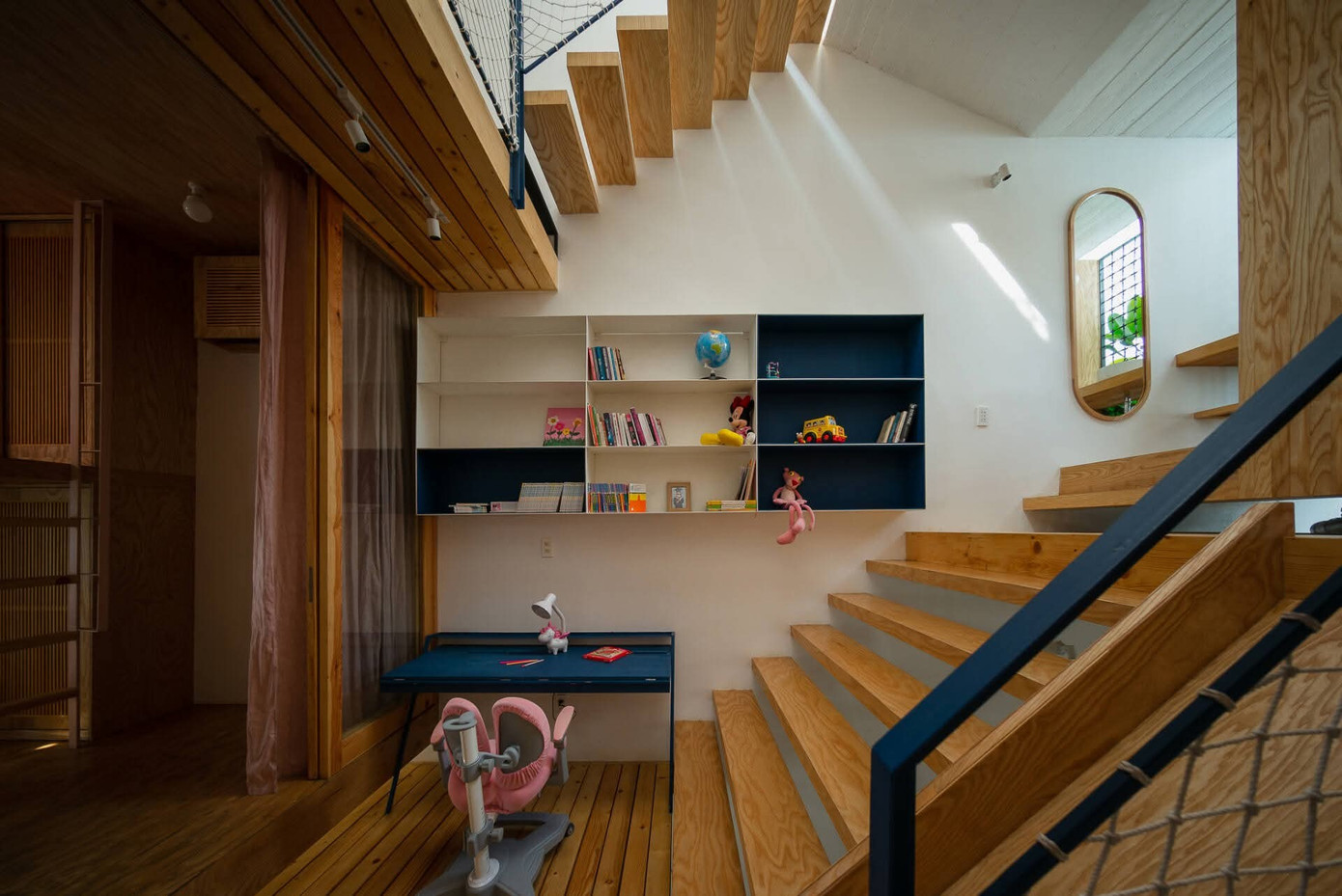 Nhà trong hẻm dưới 40m2 vẫn thoáng nhờ thiết kế 'sân chơi' - Ảnh 5