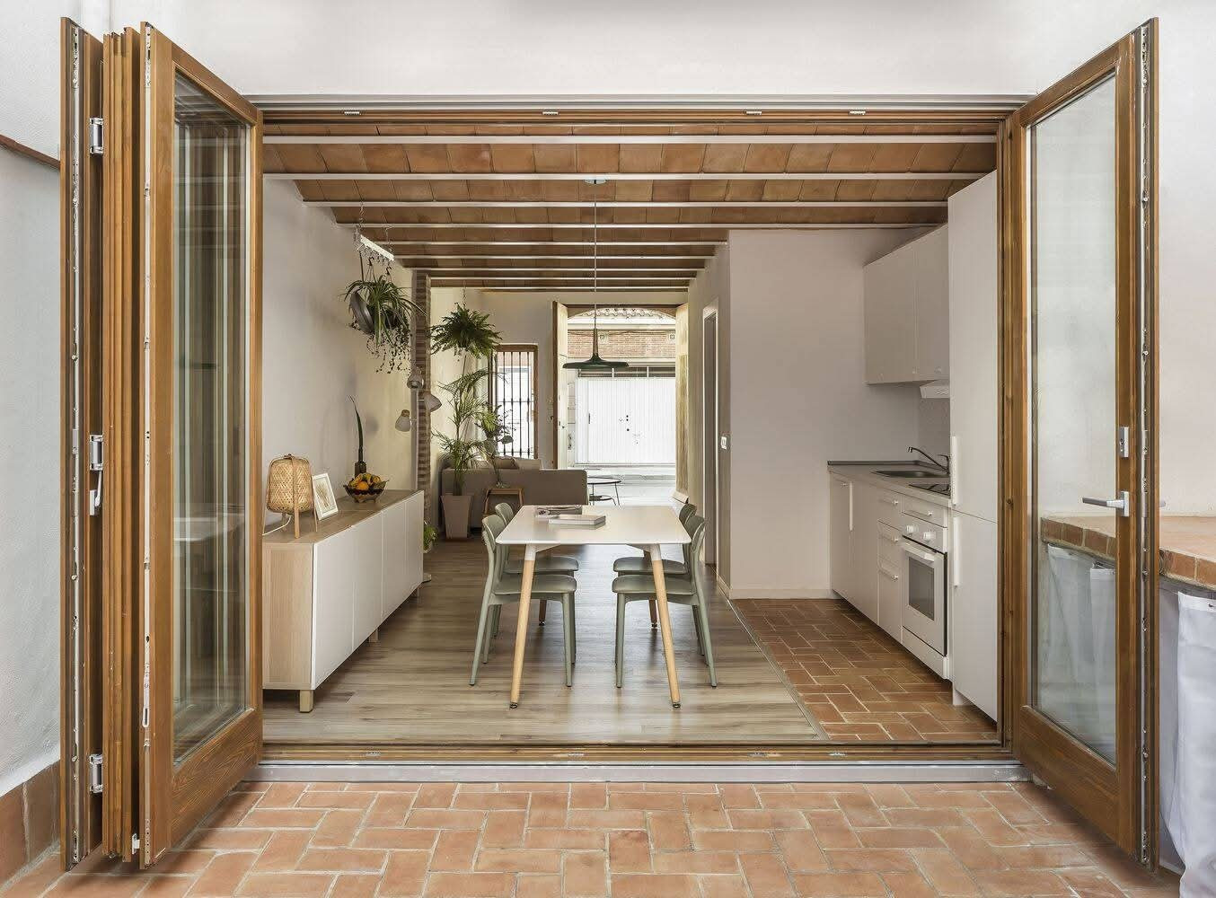 Nhà ống mở rộng công năng lên 100m2 nhờ gác lửng - Ảnh 3