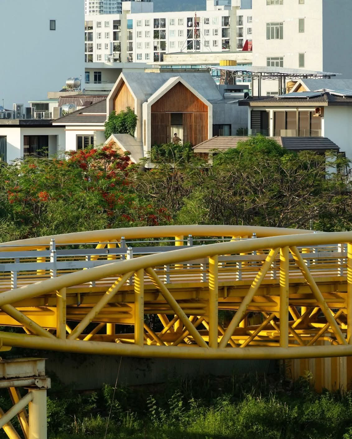 Nhà phố thiết kế với sân vườn và cây xanh ‘len lỏi’ vào từng không gian - Ảnh 2