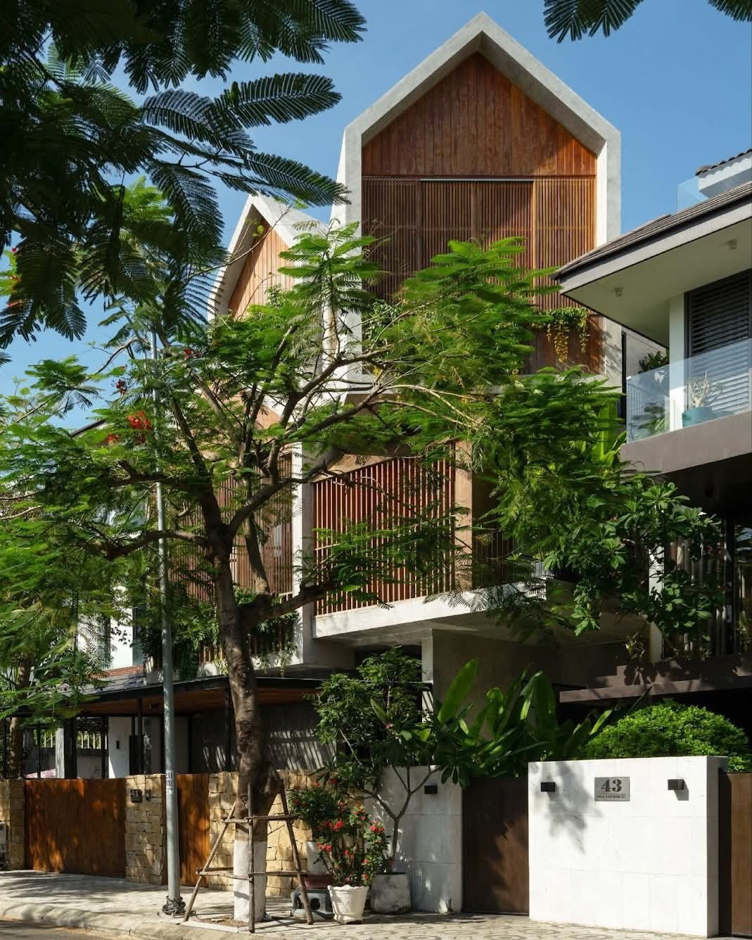 Nhà phố thiết kế với sân vườn và cây xanh ‘len lỏi’ vào từng không gian - Ảnh 1