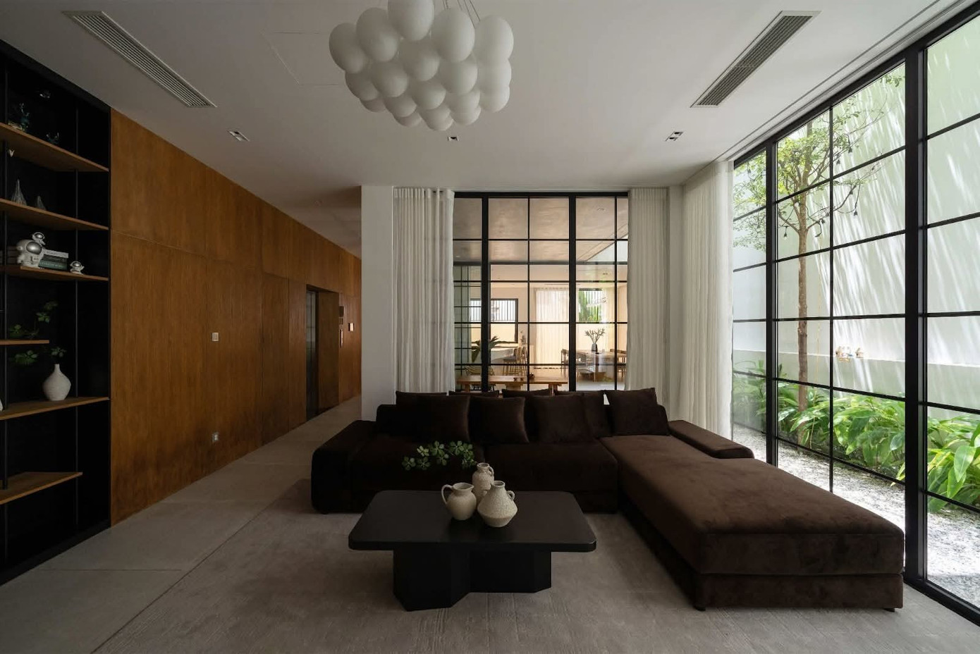 Nhà phố thiết kế với sân vườn và cây xanh ‘len lỏi’ vào từng không gian - Ảnh 4