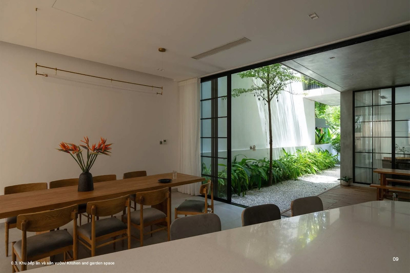 Nhà phố thiết kế với sân vườn và cây xanh ‘len lỏi’ vào từng không gian - Ảnh 5
