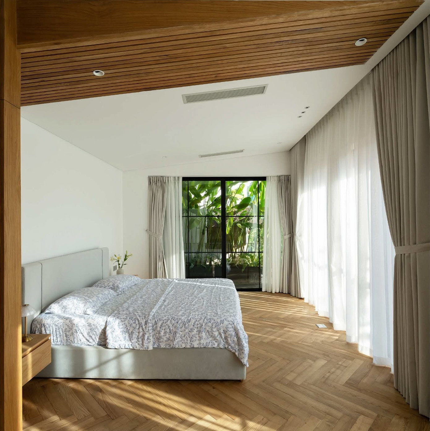 Nhà phố thiết kế với sân vườn và cây xanh ‘len lỏi’ vào từng không gian - Ảnh 7