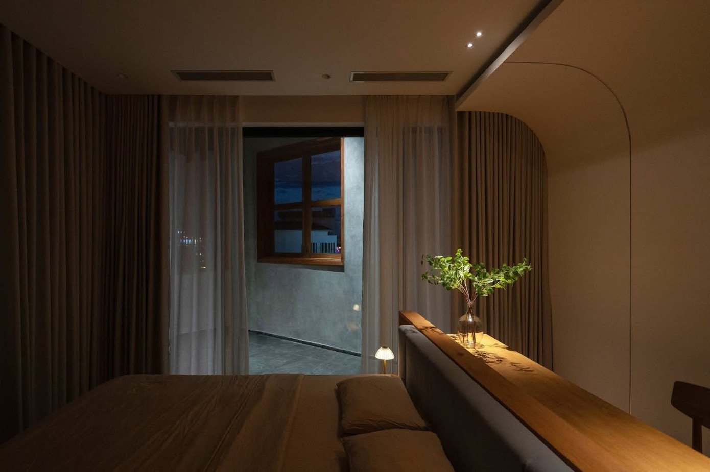 Nhà phố thiết kế với sân vườn và cây xanh ‘len lỏi’ vào từng không gian - Ảnh 9