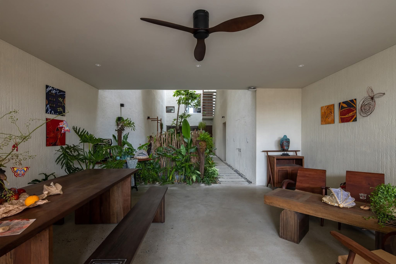 Thiết kế bể bơi giữa ngôi nhà cho gia chủ thư giãn cùng thiên nhiên - Ảnh 4