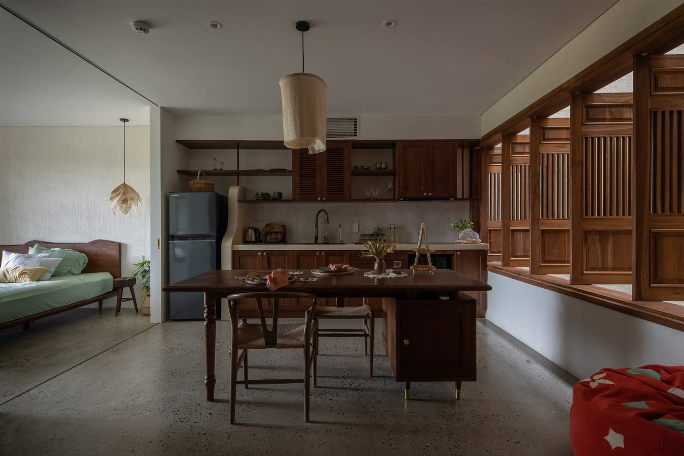 Thiết kế bể bơi giữa ngôi nhà cho gia chủ thư giãn cùng thiên nhiên - Ảnh 5