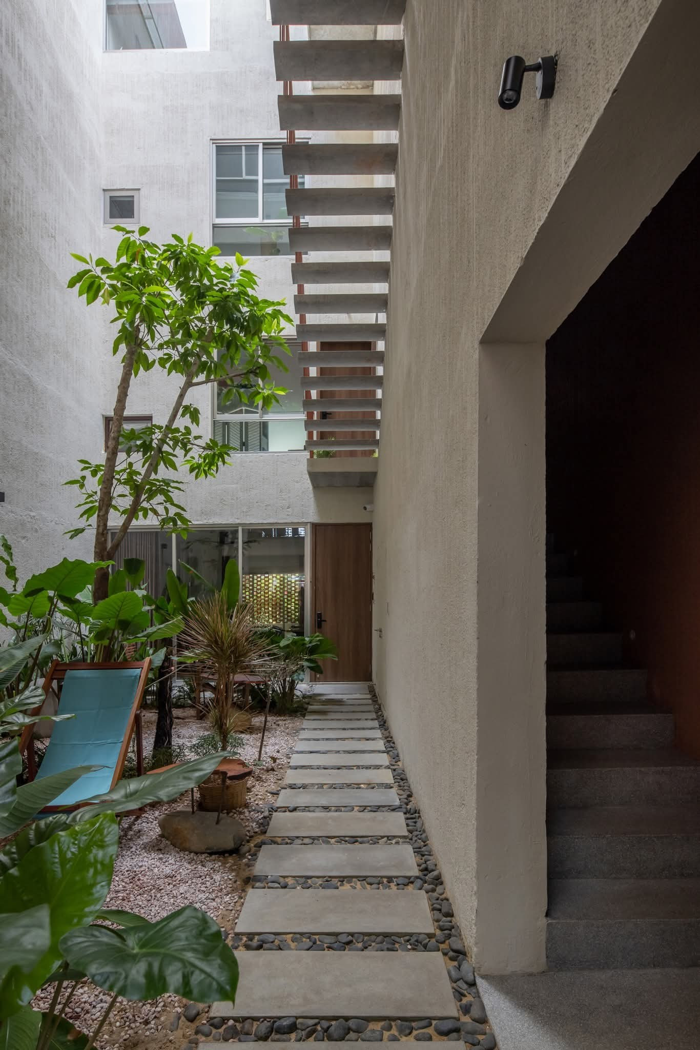 Thiết kế bể bơi giữa ngôi nhà cho gia chủ thư giãn cùng thiên nhiên - Ảnh 9