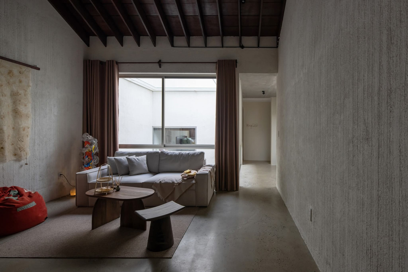 Thiết kế bể bơi giữa ngôi nhà cho gia chủ thư giãn cùng thiên nhiên - Ảnh 12