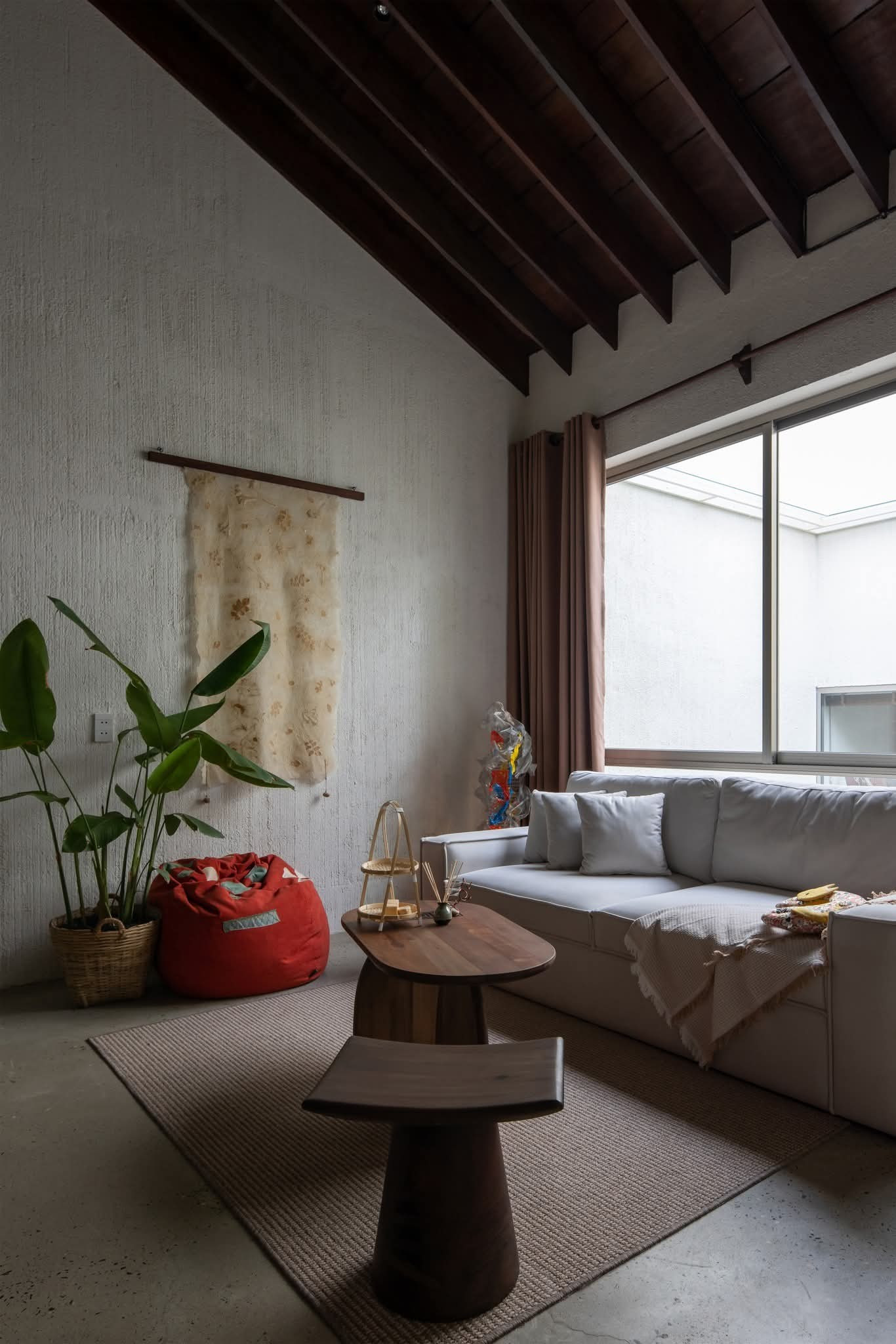 Thiết kế bể bơi giữa ngôi nhà cho gia chủ thư giãn cùng thiên nhiên - Ảnh 11