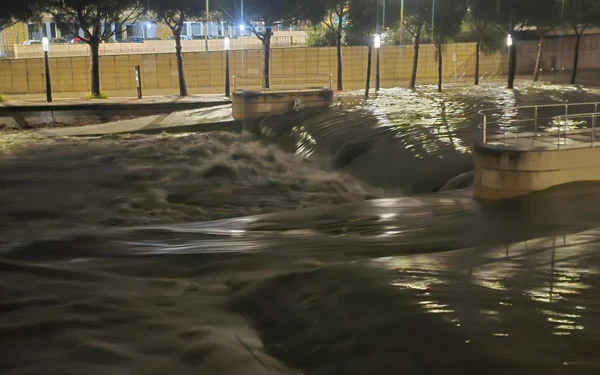 Pháp báo động đỏ do lũ lụt nghiêm trọng nhất 3 thập kỷ ở miền Nam - Ảnh 1