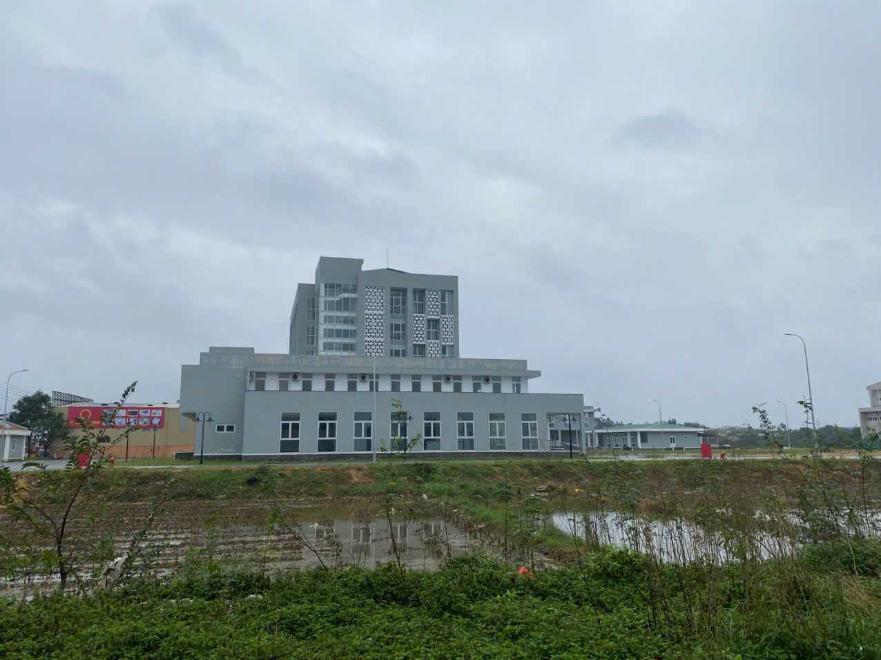 Thanh tra chỉ ra sai sót đấu thầu, chủ đầu tư nói do "lỗi đánh máy" - Ảnh 1