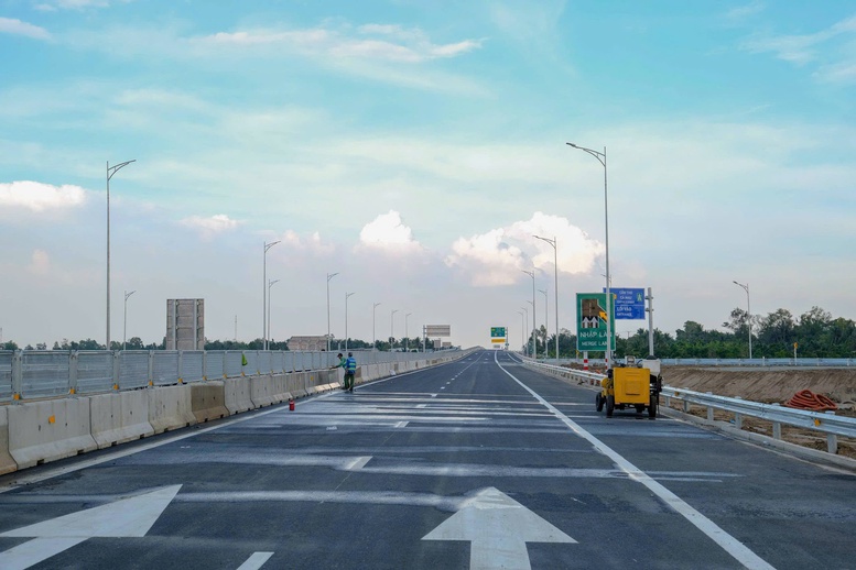 Phó Thủ tướng Trần Hồng Hà thị sát toàn tuyến cao tốc Cần Thơ-Cà Mau trước giờ khánh thành, thông xe kỹ thuật - Ảnh 3