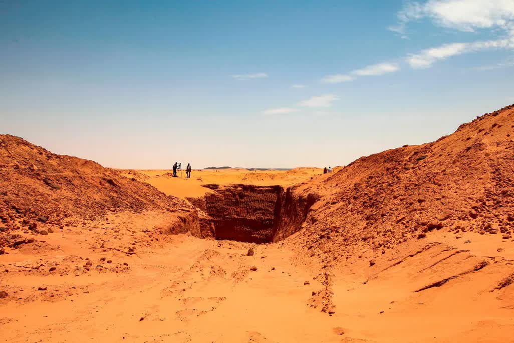 Nguồn vàng dự trữ của cả 1 quốc gia chôn ở sa mạc biến mất, ai giữ bí mật đều lần lượt qua đời: Kho báu đang ở đâu? - Ảnh 3