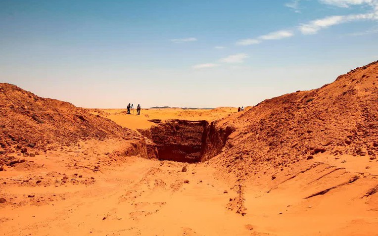 Nguồn vàng dự trữ của cả 1 quốc gia chôn ở sa mạc biến mất, ai giữ bí mật đều lần lượt qua đời: Kho báu đang ở đâu? - Ảnh 1