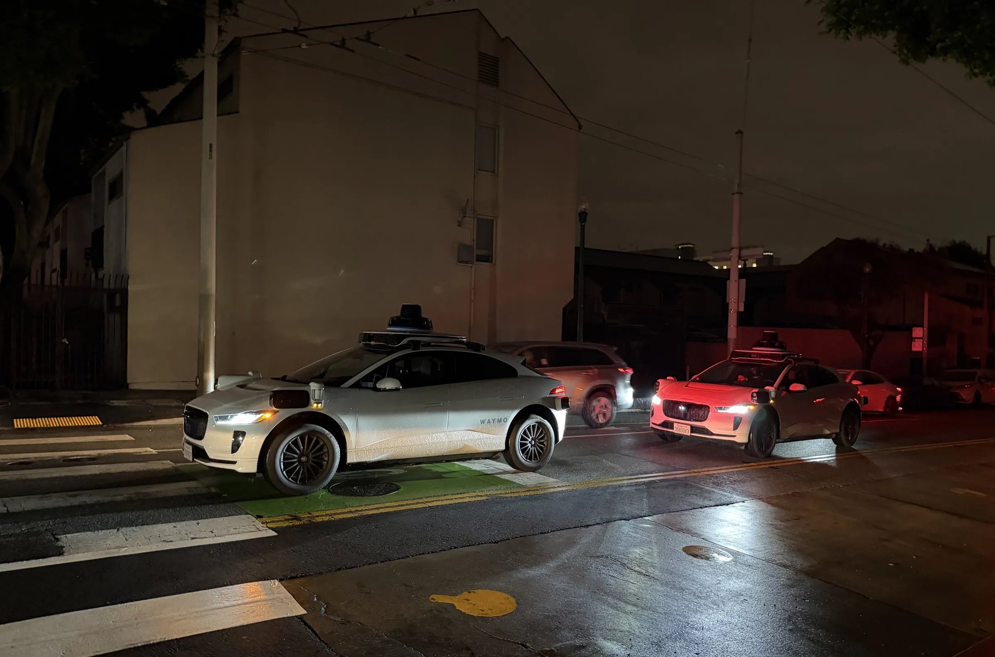 Mất điện hàng loạt, taxi tự lái ở Mỹ dừng giữa đường, nhốt khách bên trong không cho ra - Ảnh 1