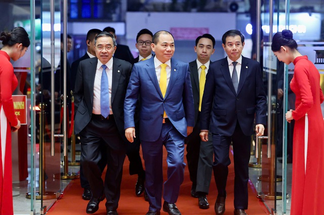 Khung hình hiếm có ở VinFuture 2025: Tỷ phú Phạm Nhật Vượng và hai con trai chọn phụ kiện giống hệt nhau - Ảnh 1