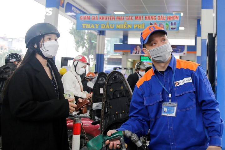 Giá xăng đồng loạt giảm, RON95 về sát 19.000 đồng/lít - Ảnh 1