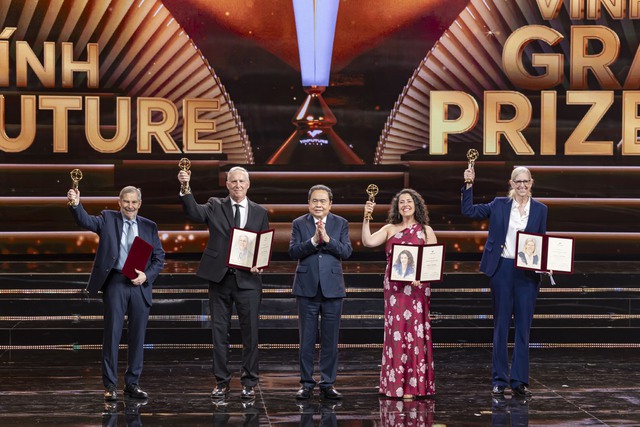 Khung hình hiếm có ở VinFuture 2025: Tỷ phú Phạm Nhật Vượng và hai con trai chọn phụ kiện giống hệt nhau - Ảnh 6