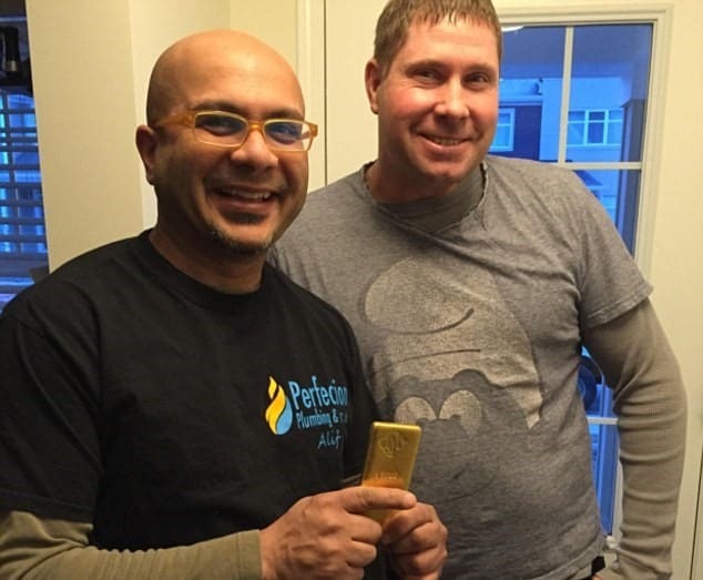 Phát hiện thỏi vàng 1 kg trị giá hơn 4 tỷ đồng dưới bồn tắm, người đàn ông suýt vứt cả ‘kho báu’ vào sọt rác - Ảnh 1