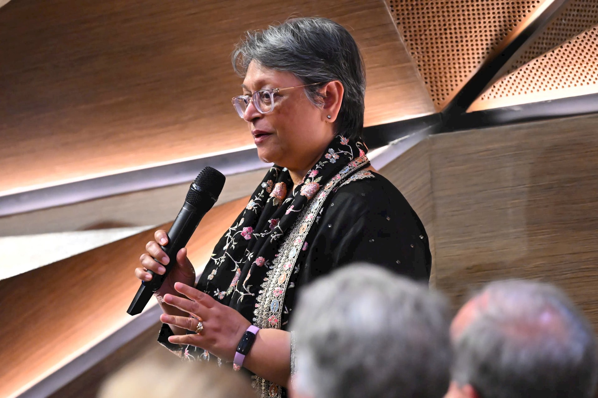 Trước mặt tỷ phú Phạm Nhật Vượng, nữ GS nhiều lần đến VN đề xuất bất ngờ tại Lễ trao giải VinFuture 2025 - Ảnh 1