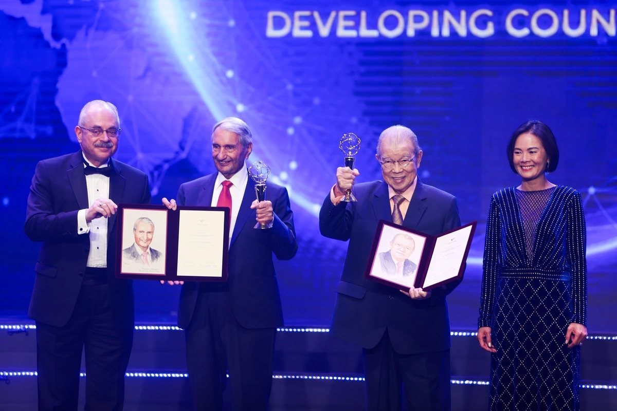 Trước mặt tỷ phú Phạm Nhật Vượng, nữ GS nhiều lần đến VN đề xuất bất ngờ tại Lễ trao giải VinFuture 2025 - Ảnh 2