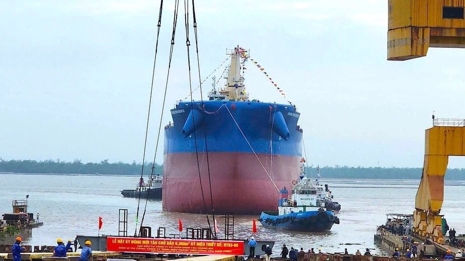 Lần đầu tiên người Việt đóng tàu hàng 65.000 tấn, dài 200m lớn nhất từ trước tới nay, đã hạ thủy: Doanh nghiệp nào đứng sau kỳ tích này? - Ảnh 1