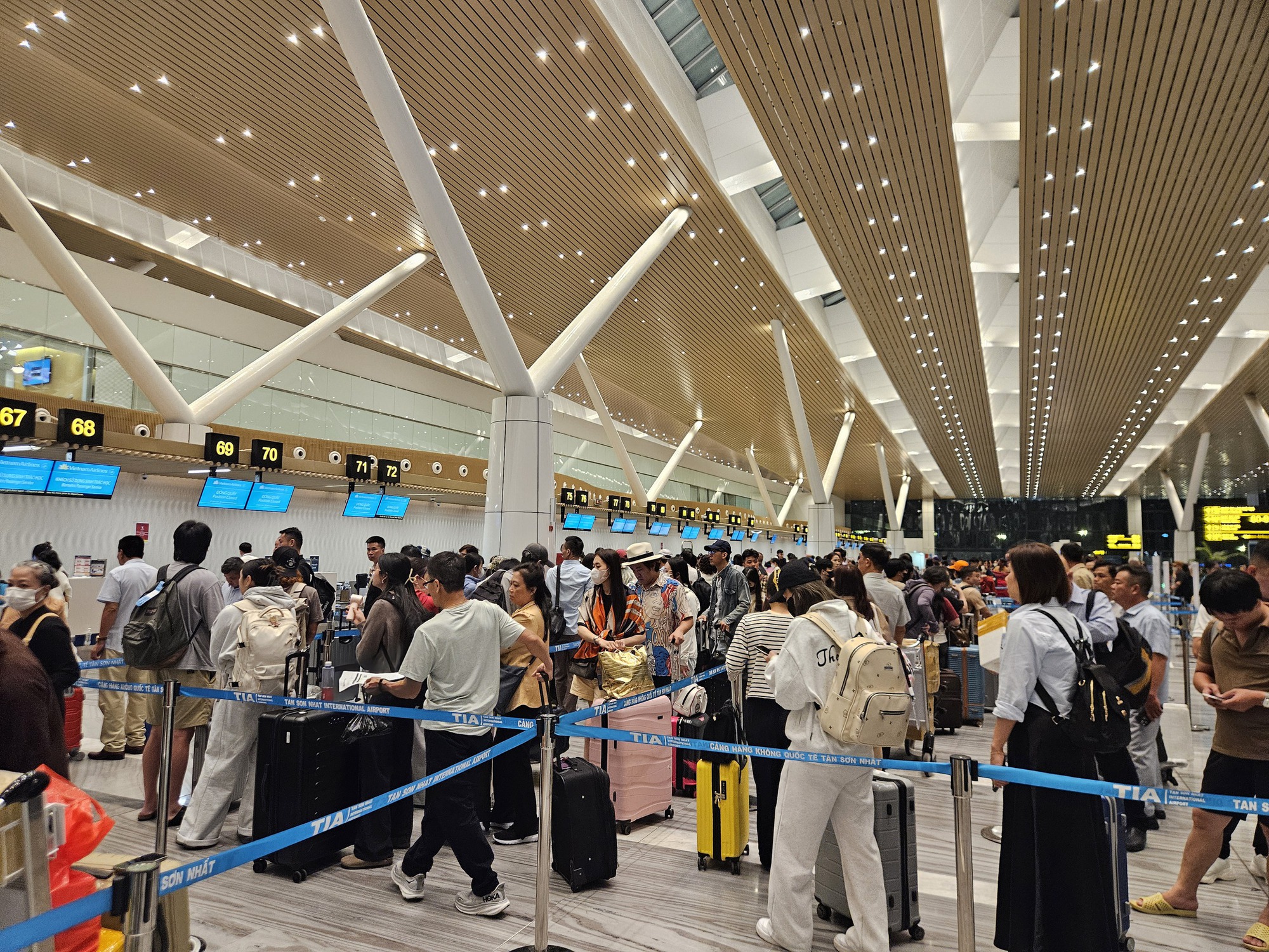 Vé máy bay Tết cạn nhanh, nhiều người chấp nhận bay đêm dù giá cao chót vót - Ảnh 1