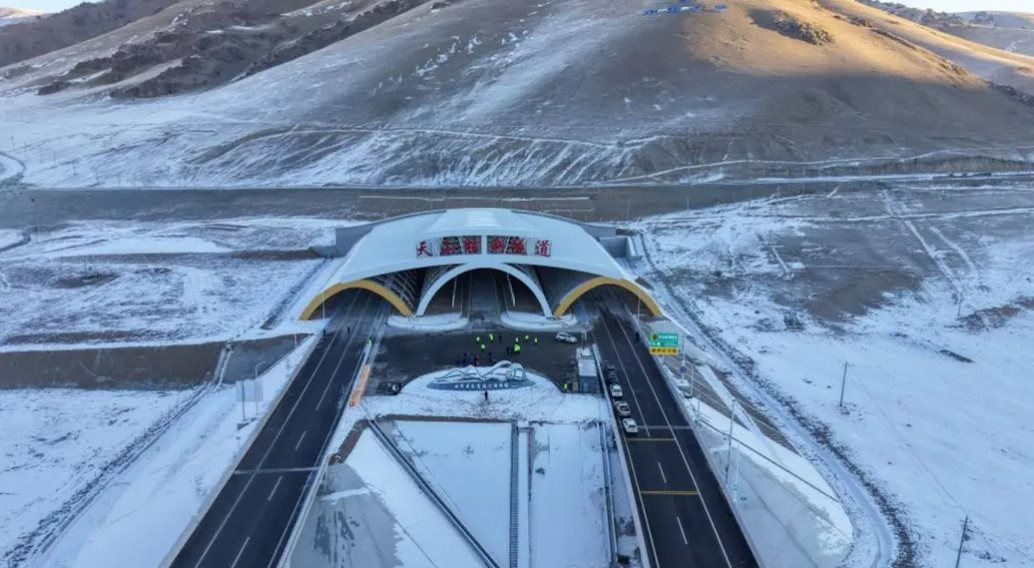 Trung Quốc hoàn thành đường hầm cao tốc dài nhất thế giới: Cao gần 3.000m so với mực nước biển, dài 22km, tiến độ rút ngắn một nửa nhờ 'phép màu' này - Ảnh 1