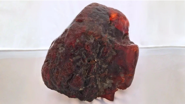 Nhặt hòn đá dưới suối về chặn cửa suốt mấy thập kỷ, chuyên gia vừa xem đã nói là kho báu gần 29 tỷ đồng - Ảnh 1