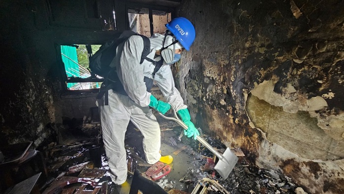 Cháy chung cư ở Hồng Kông: Sự thật khắc nghiệt bên trong các căn hộ cháy đen - Ảnh 3