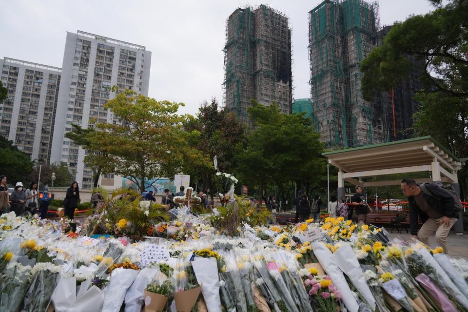 Cháy chung cư Hồng Kông: Nỗi tuyệt vọng của cụ ông khi vợ mắc kẹt trong lửa - Ảnh 1