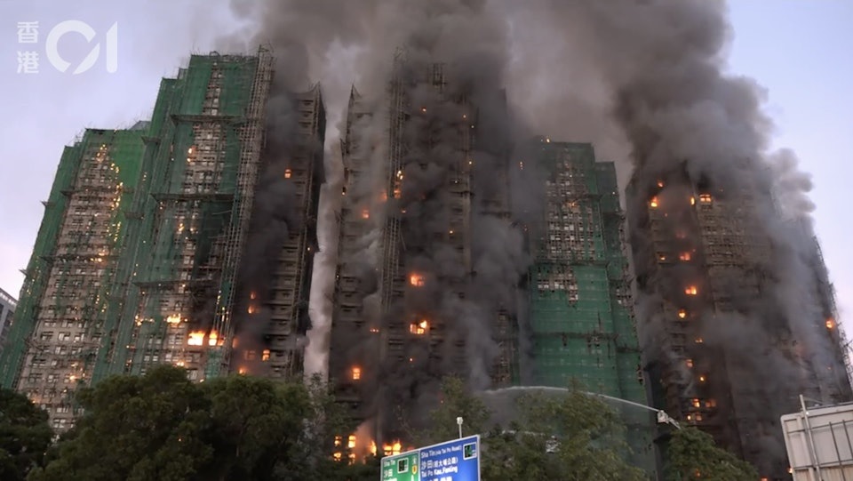 Cháy chung cư Hồng Kông: Nỗi tuyệt vọng của cụ ông khi vợ mắc kẹt trong lửa - Ảnh 2