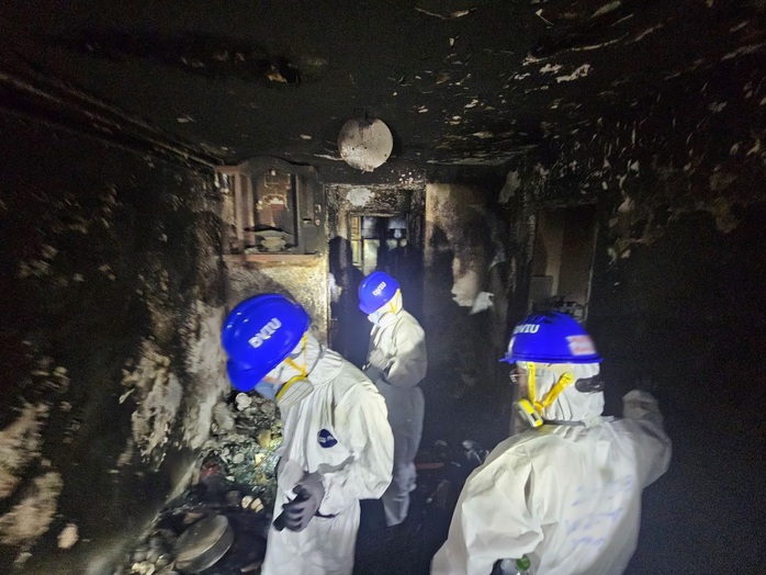 Cháy chung cư ở Hồng Kông: Sự thật khắc nghiệt bên trong các căn hộ cháy đen - Ảnh 2