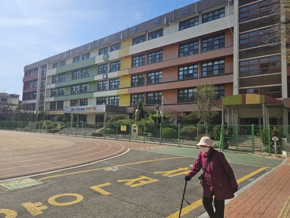 Hơn 4.000 trường học tại Hàn Quốc đóng cửa vì thiếu học sinh - Ảnh 1