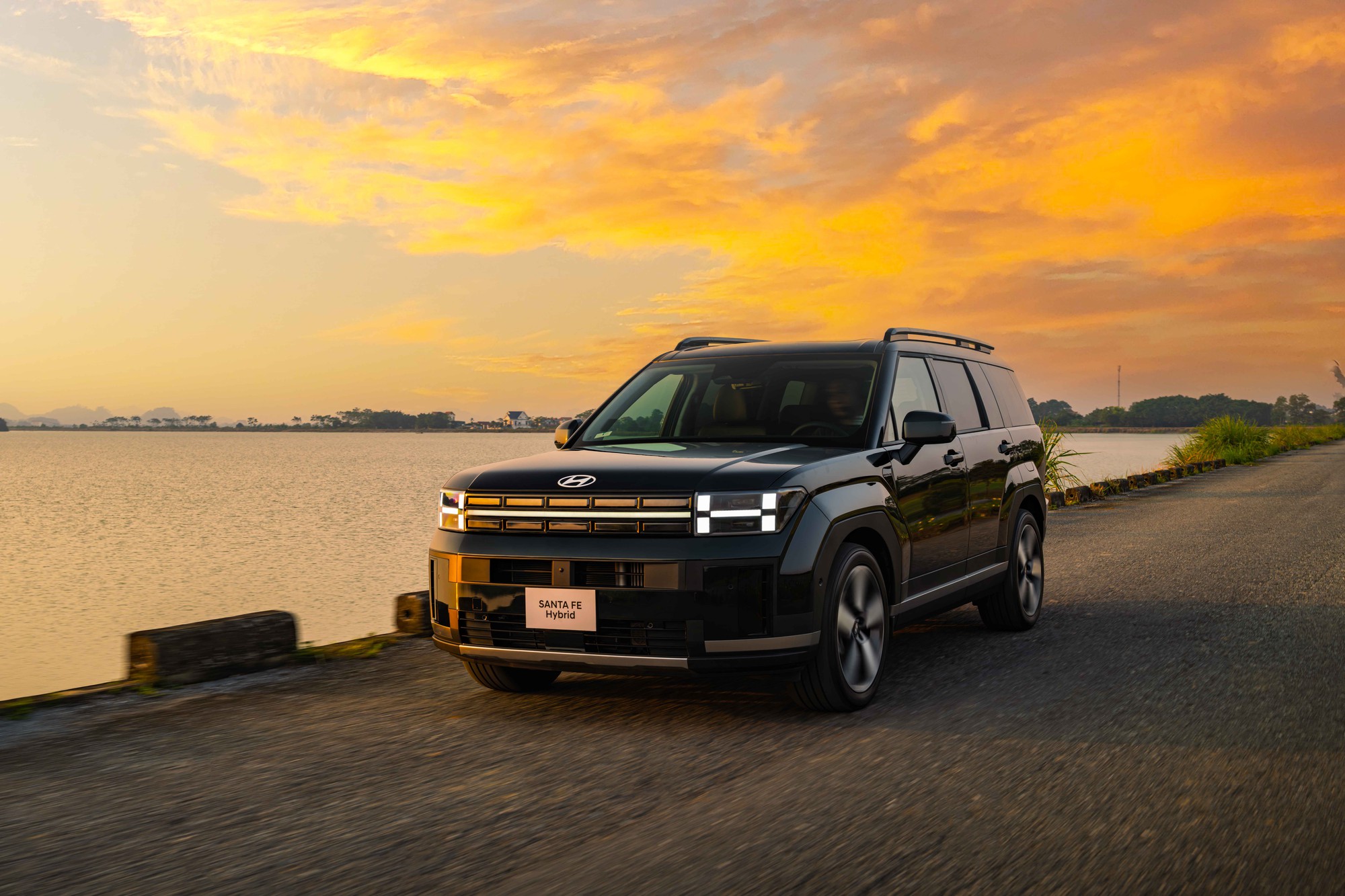 Hyundai Santa Fe hybrid vừa ra mắt đã giảm gần 60 triệu đồng tại đại lý: Giá thực tế vẫn cao hơn nhiều xe hybrid cùng phân khúc - Ảnh 1