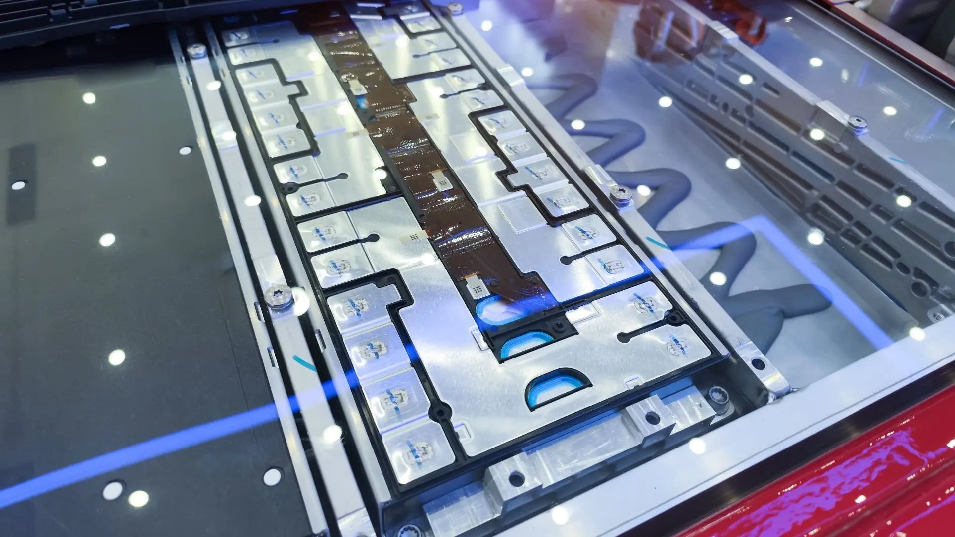 Bước đột phá mới trong công nghệ pin giúp xe điện nhẹ hơn, giá thành rẻ hơn, hiện thực hóa mục tiêu chạy 1.000 km mới cần sạc - Ảnh 1