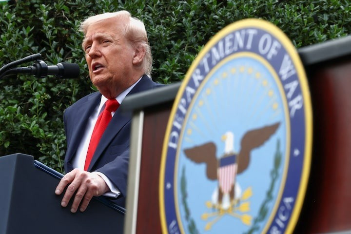 Tổng thống Mỹ ký gói chi tiêu gần 1 nghìn tỷ USD cho quốc phòng - Ảnh 1