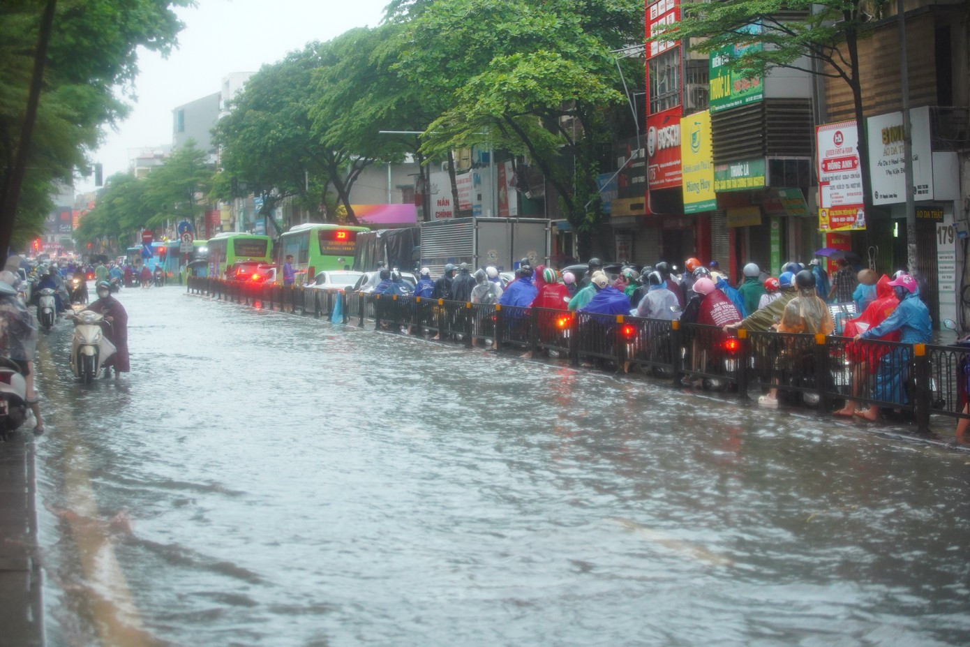 Hà Nội chi 5.579 tỷ đồng triển khai 10 dự án khẩn cấp chống ngập úng - Ảnh 1