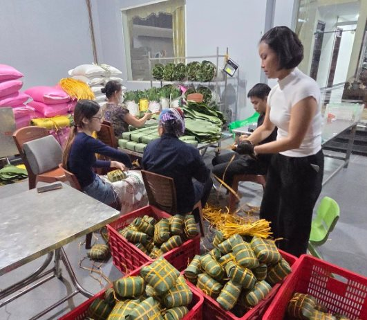 Sếp công ty Việt vốn hóa gần 12.000 tỷ đồng đi bán bánh chưng - Ảnh 2