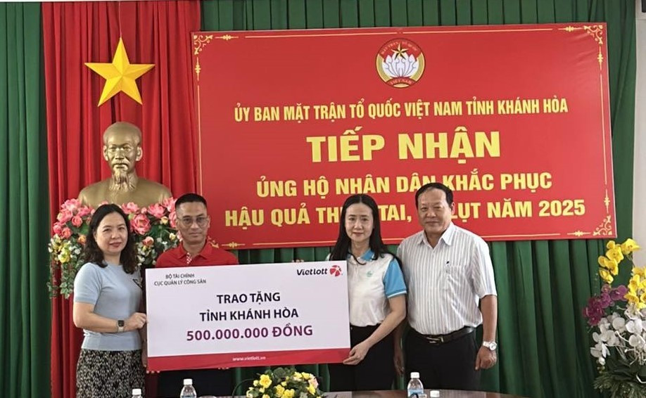 Vietlott ủng hộ 5 tỉnh, thành phố miền trung khắc phục hậu quả lũ lụt - Ảnh 4