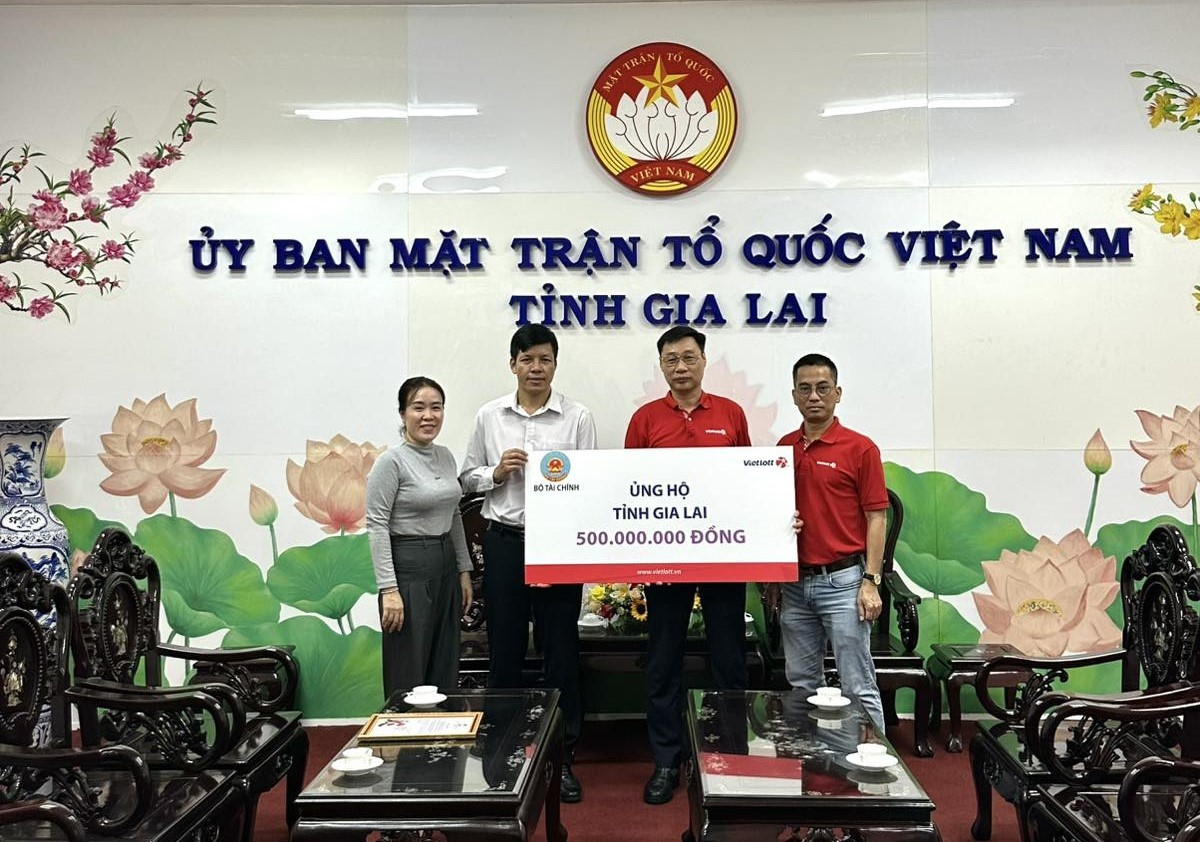 Vietlott ủng hộ 5 tỉnh, thành phố miền trung khắc phục hậu quả lũ lụt - Ảnh 3