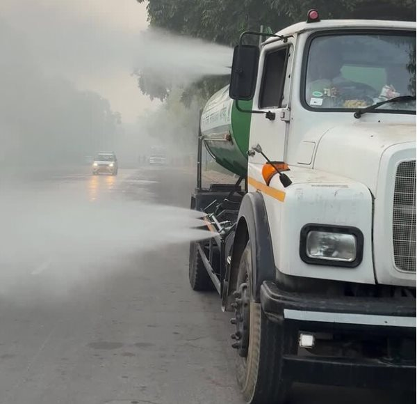 Thủ đô của nền kinh tế hơn 4.000 tỷ USD mờ đặc trong sương mù ô nhiễm: Hơn 30 triệu dân đau đầu, cay mắt vì bụi mịn cao gấp 20 lần mức an toàn, trường học đóng cửa, ca bệnh hô hấp tăng vọt - Ảnh 3