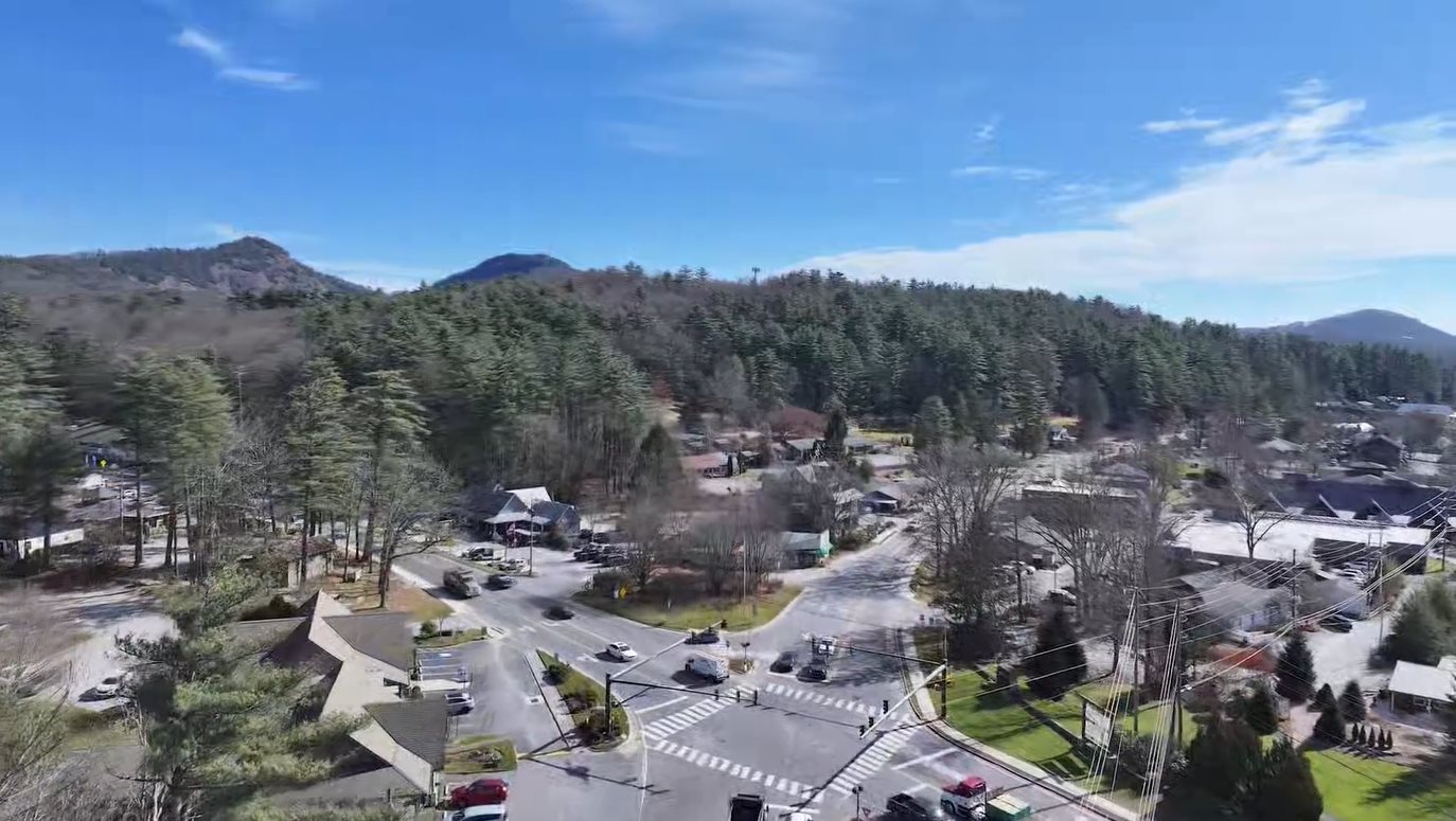 Phát hiện làng tỷ phú biệt lập có mật độ của cải cực cao, không chính quyền, không cảnh sát, đường sá khó khăn nhưng giới siêu giàu vẫn đổ xô đến mua nhà - Ảnh 1