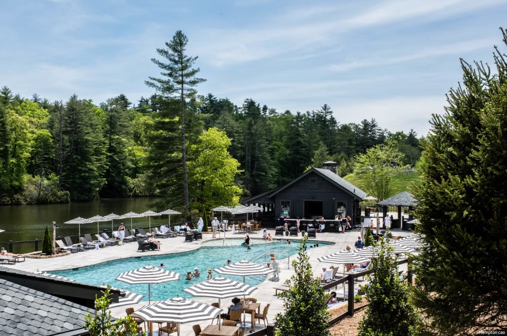 Phát hiện làng tỷ phú biệt lập có mật độ của cải cực cao, không chính quyền, không cảnh sát, đường sá khó khăn nhưng giới siêu giàu vẫn đổ xô đến mua nhà - Ảnh 2