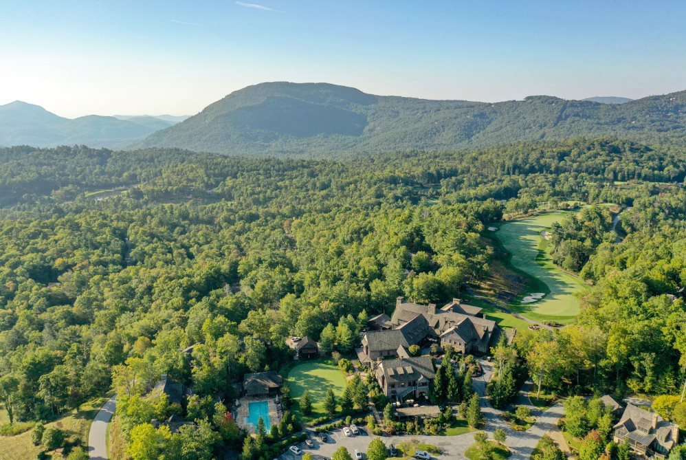 Phát hiện làng tỷ phú biệt lập có mật độ của cải cực cao, không chính quyền, không cảnh sát, đường sá khó khăn nhưng giới siêu giàu vẫn đổ xô đến mua nhà - Ảnh 3